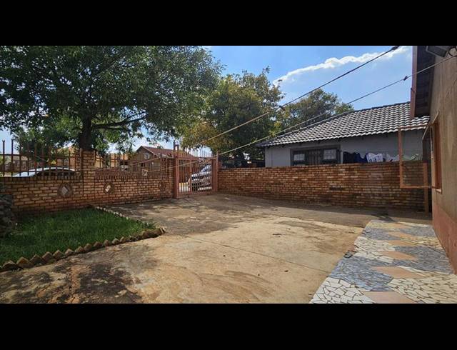 2 BEDROOM HOUSE FOR SALE IN LOTUS GARDENS